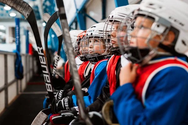 Training van de hockeywedstrijd van het kinderteam in het Ice Sports Palace Vershina MOSCOW RUSSIA-december 01, 2020 — Stockfoto