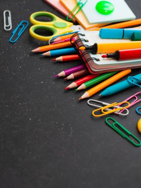 Okul yazı tahtasının arka planında üst görünümü sağlar.