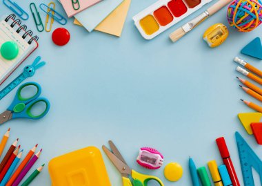 Okul malzemesi mavi arka planda, okula dönüş konsepti metin, düz konum, üst görünüm, model,