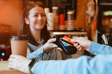 Rusya 2 Haziran 2021 'de barista, nakit olmayan ödemeler için bir terminal sundu. Kafedeki NFC teknolojisini kullanan müşteri faturasını kartla ödüyor