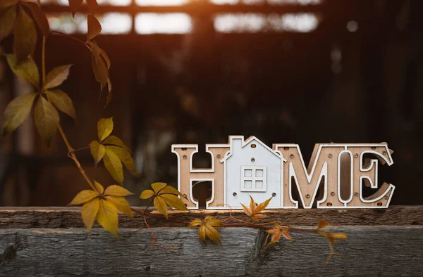 Podzimní Výzdoba Domu Dekorativní Dřevěné Slovo Home Stojící Trámu Starého — Stock fotografie