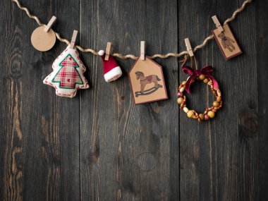 Ahşap arka planda Noel süslemesi