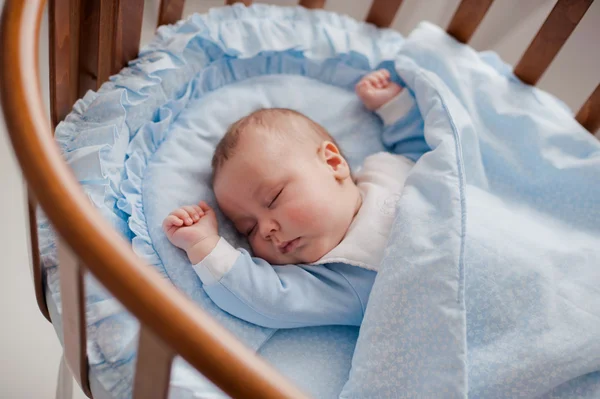 Spedbarn sover med vugge – stockfoto