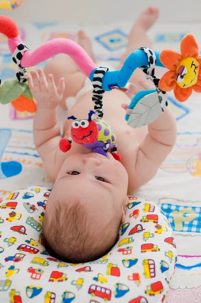 Baby spela i en krubba — Stockfoto