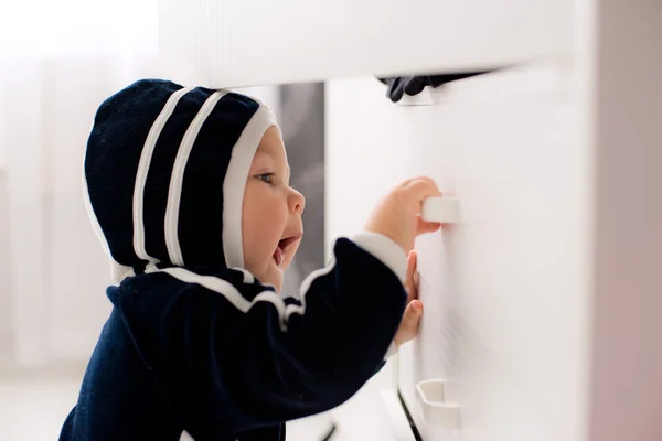 Curieux bébé ouvre le placard — Photo