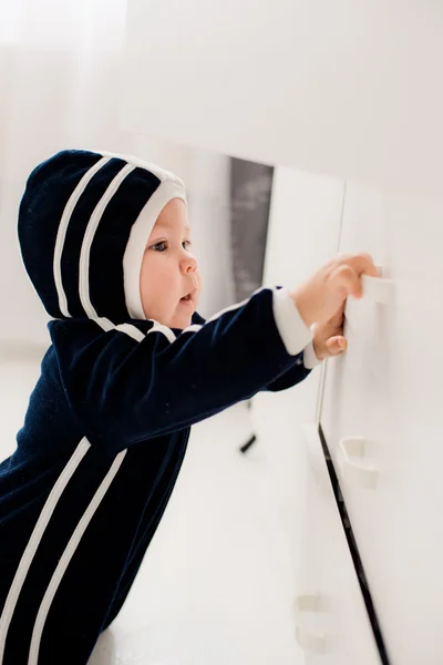 Curieux bébé ouvre le placard — Photo