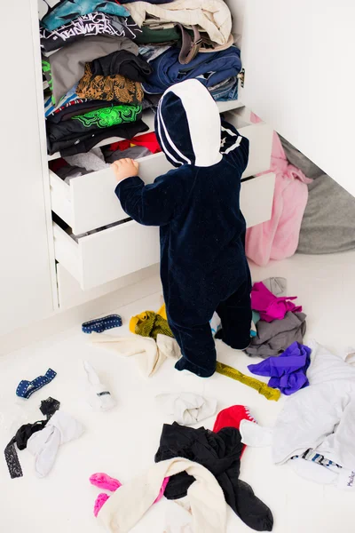 Child throws clothes — Stock Photo, Image