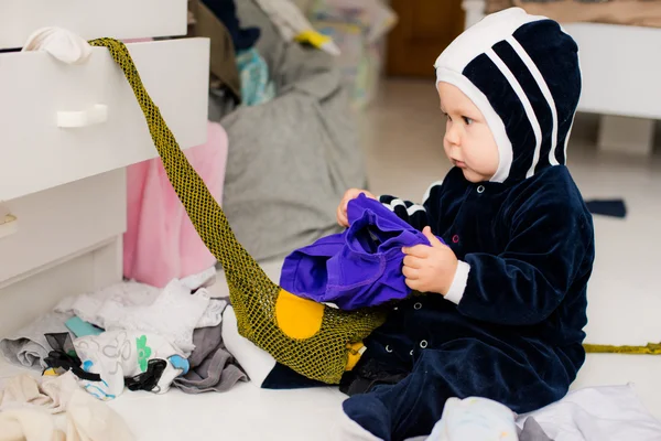 Child throws clothes — Stock Photo, Image