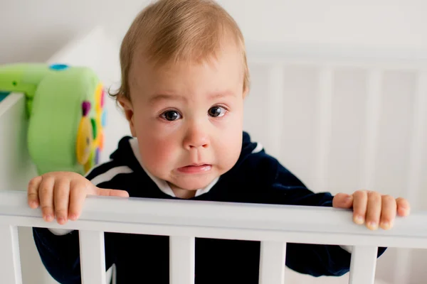 ベビーベッドで泣いている赤ちゃん — ストック写真