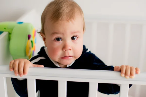 Bébé pleurant dans le berceau — Photo