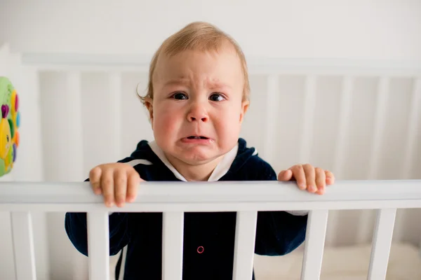 Baby crying in the crib — Stock Photo, Image