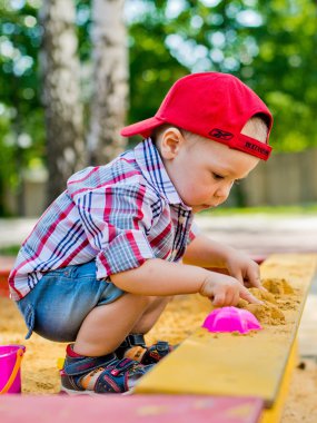 çocuk kumla oynuyor 