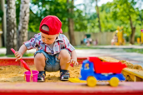 Niño juega con arena — Foto de Stock