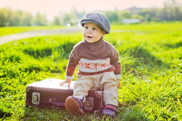Petit enfant sur une valise — Photo