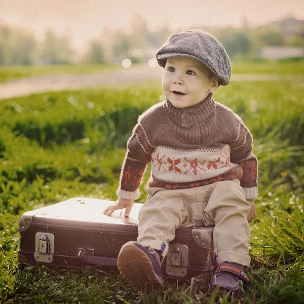 Petit enfant sur une valise — Photo
