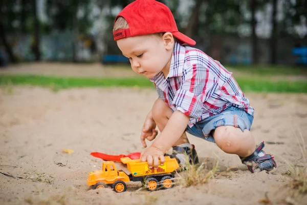 Enfant joue avec le sable — Photo