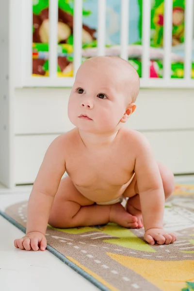 Kid boy småbarn spelar leksaker — Stockfoto