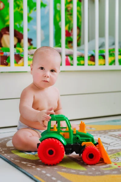 Kid jongen peuter spelen speelgoed — Stockfoto