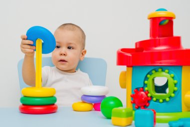 Çocuk bir piramit toplar