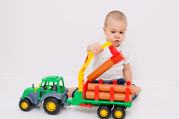Enfant joue avec un camion en bois — Photo
