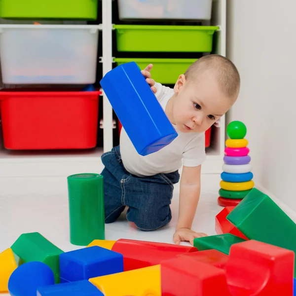 Criança constrói uma torre de cubos — Fotografia de Stock