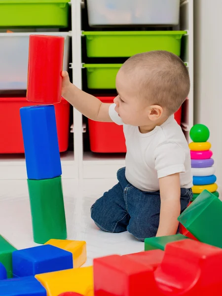 Child builds a tower of cubes — Stock Photo, Image