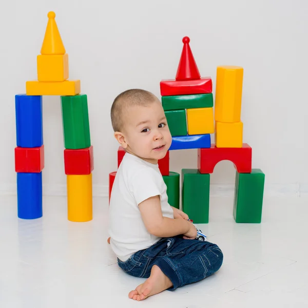 Ребенок строит башню из кубов — стоковое фото