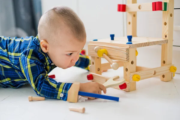 愛らしい子供木造の建物のおもちゃで遊んで — ストック写真