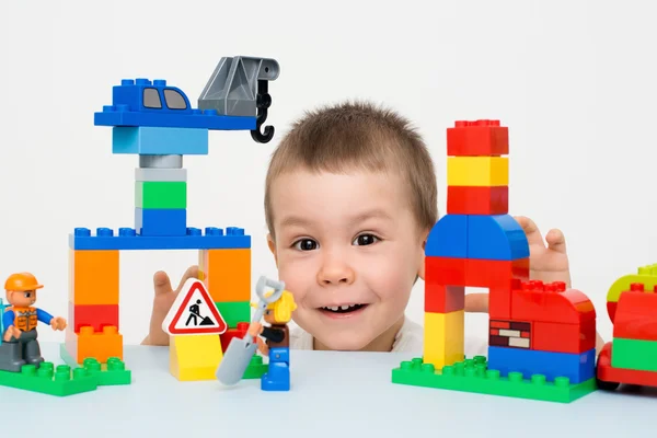 Barn leker i konstruktören — Stockfoto