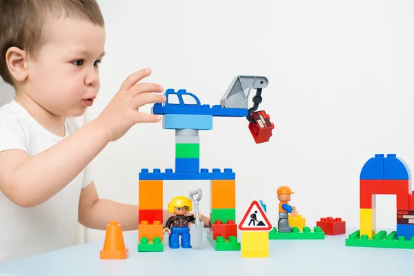 Enfant jouant dans le constructeur — Photo