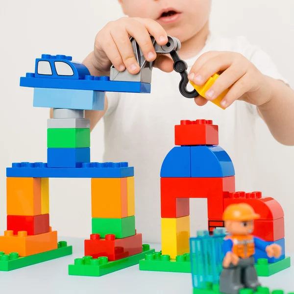 Enfant jouant dans le constructeur — Photo