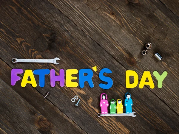 Buchstaben und Werkzeuge hölzerner Hintergrund Vatertag — Stockfoto