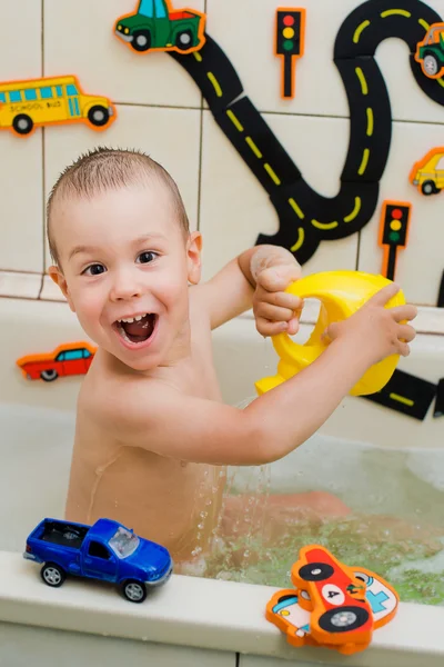 Chico jugando en el baño — Foto de Stock