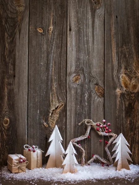 Ahşap arka planda Noel süslemesi