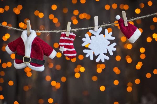 Santa oblečení na prádelní šňůru pozadí světel — Stock fotografie