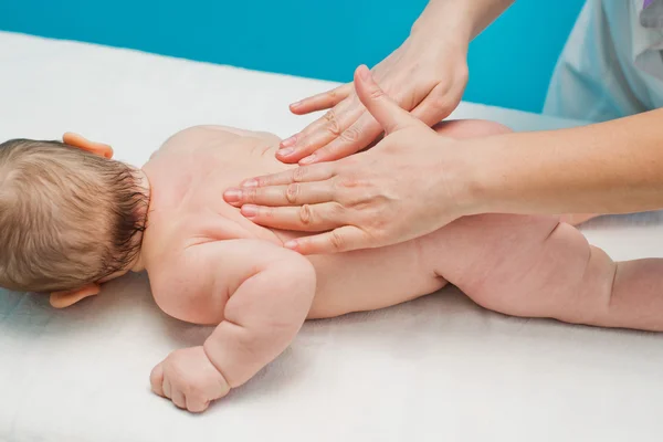 Terug massage voor baby 's — Stockfoto