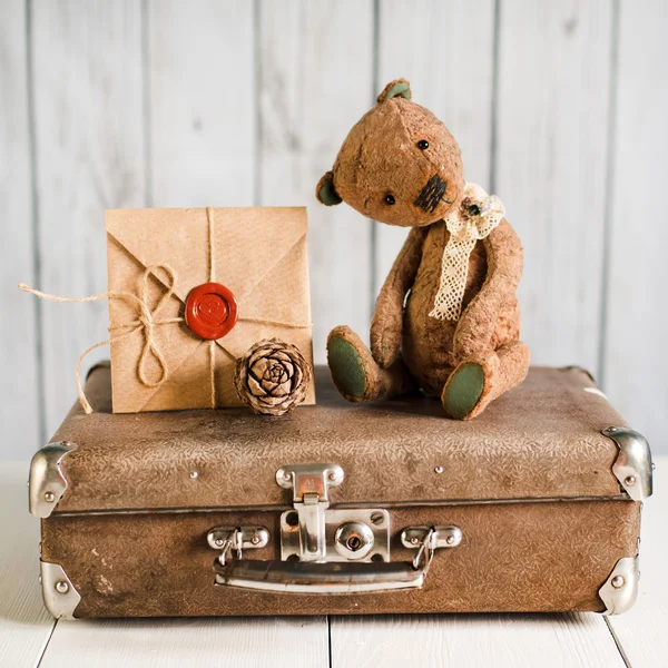 Teddy bear on a suitcase with love messages — Stock Photo, Image