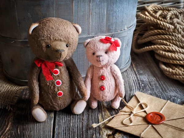 Teddy bears paar hand in hand — Stockfoto