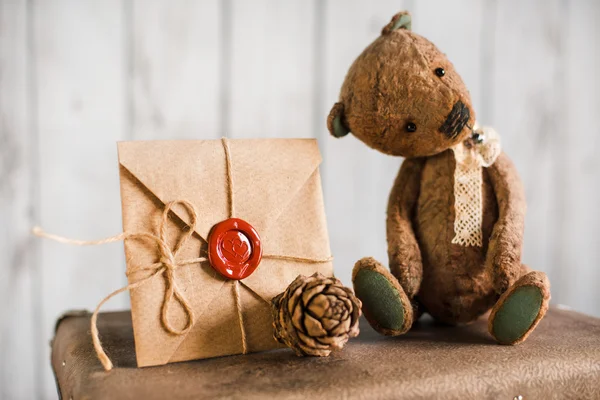 Медвежонок на чемодане с любовными посланиями — стоковое фото