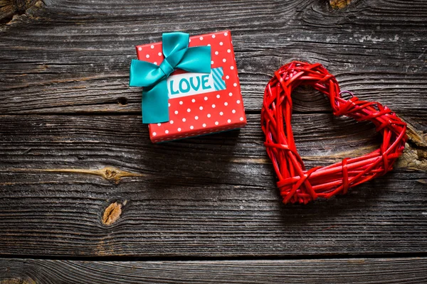 Caja de regalo con el amor inscripción —  Fotos de Stock