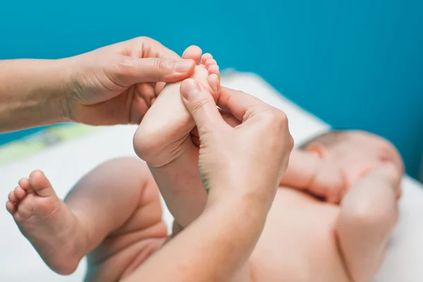 Masaje de pies recién nacido — Foto de Stock