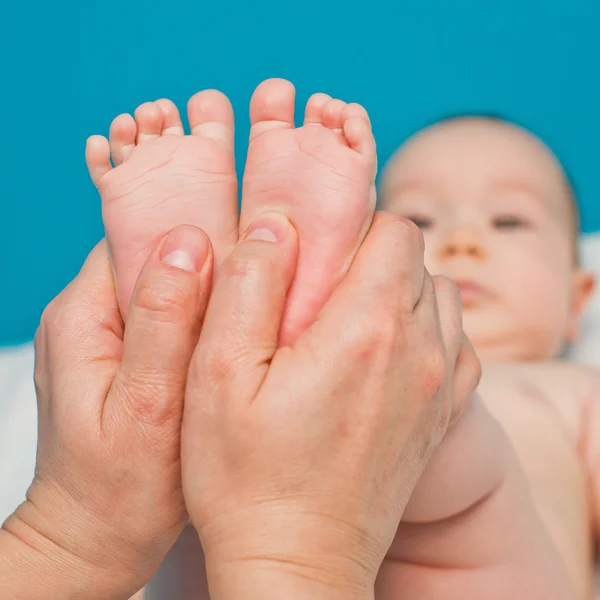 Massagem nos pés recém-nascido — Fotografia de Stock
