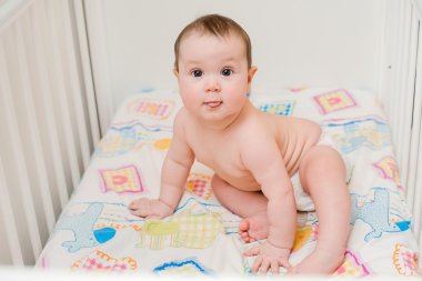 bir beşik içinde oynayan bebek