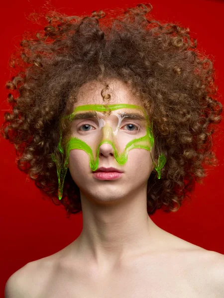 Model Pria Dengan Rambut Keriting Berpose Studio — Stok Foto