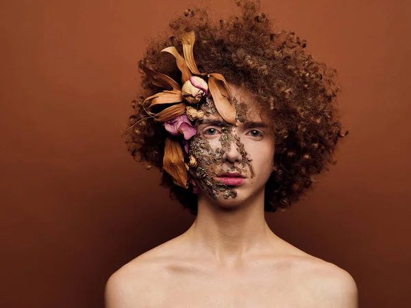 Modelo Masculino Com Cabelo Encaracolado Posando Estúdio — Fotografia de Stock