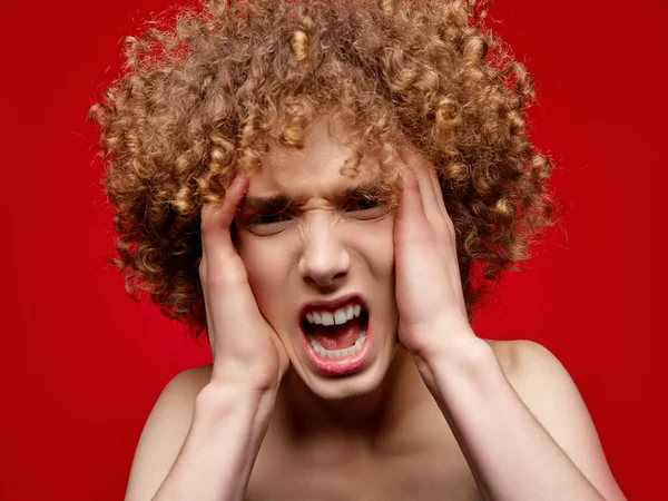 Modello Maschile Con Capelli Ricci Posa Studio — Foto Stock