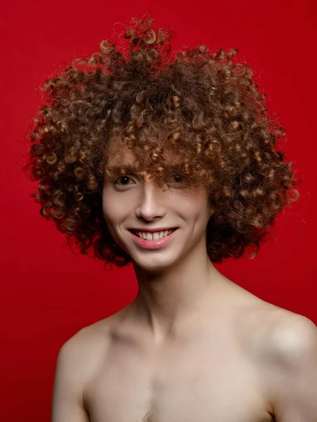 Мужская Модель Вьющимися Волосами Позирует Студии — стоковое фото