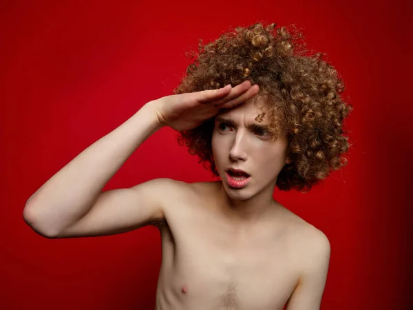 Model Pria Dengan Rambut Keriting Berpose Studio — Stok Foto