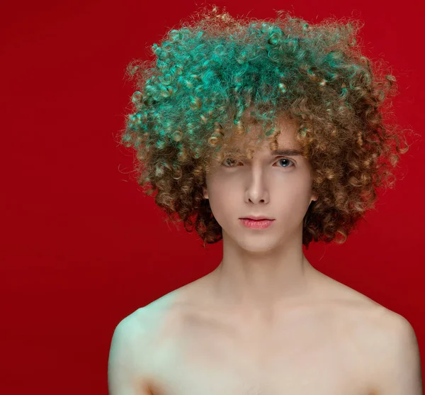 Modelo Masculino Con Pelo Rizado Posando Estudio — Foto de Stock