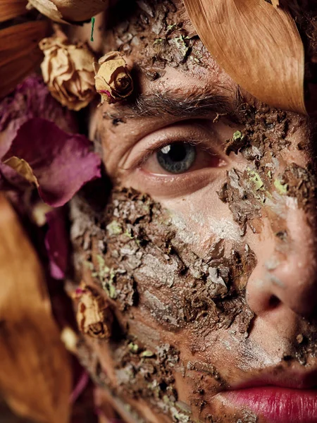 Man Model Met Krullend Haar Poseren Studio Rechtenvrije Stockafbeeldingen